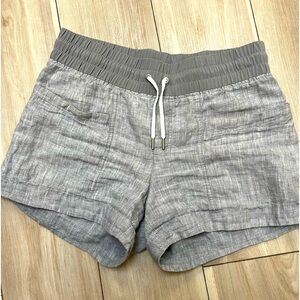 Comfy Athleta mid rise linen shorts in size 8 with pockets- look chic!